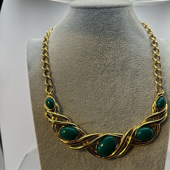 Monet, beautiful, gold tone and green necklace. Chain is 14 inches drop is 9 inc - Picture 1 of 4